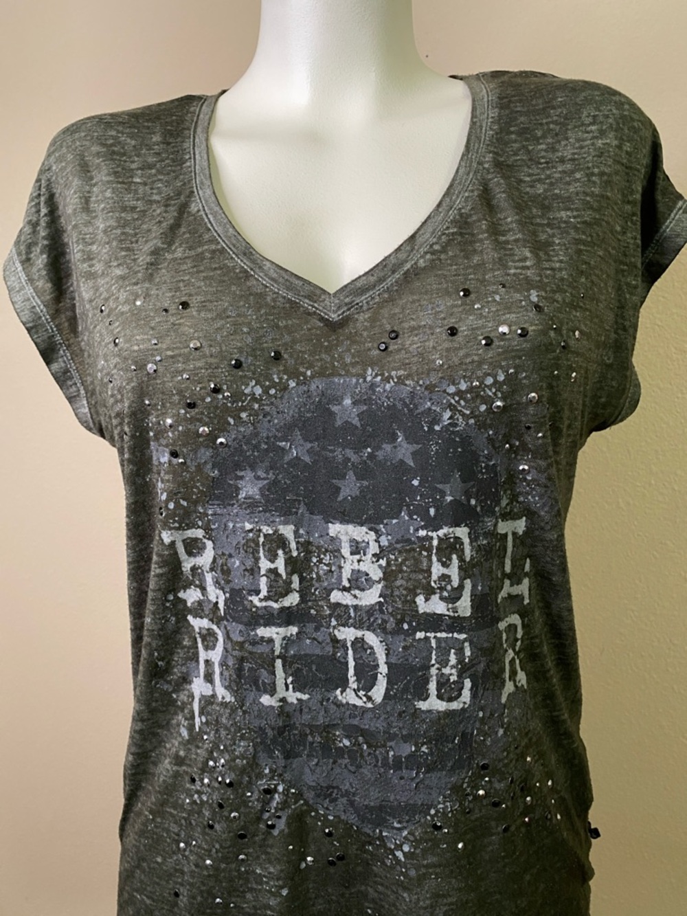 Rock & Republic Gray/ green V-Neck Rebel Rider Graphic Tee XS 🖤☠️
